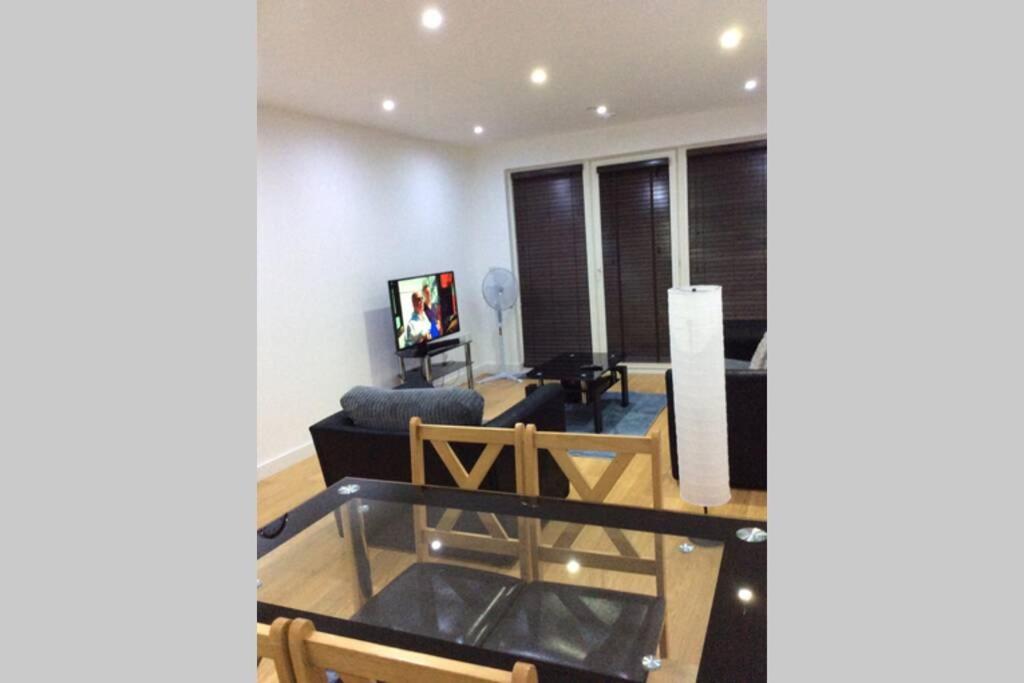 Max'Em Lexington Luxury Apartment Slough Esterno foto