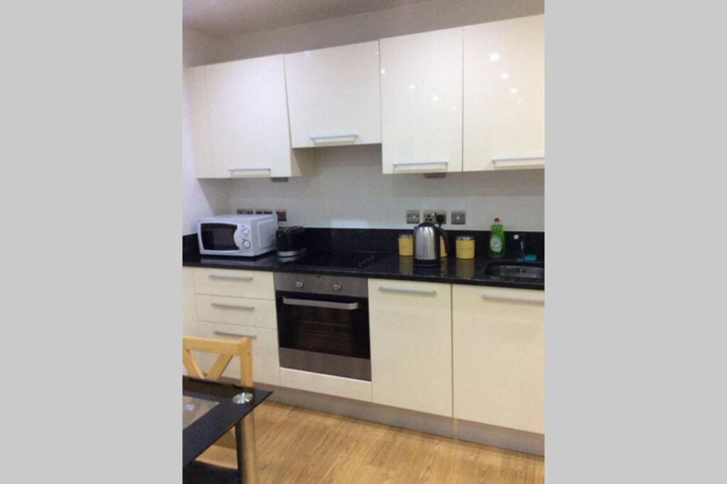 Max'Em Lexington Luxury Apartment Slough Esterno foto