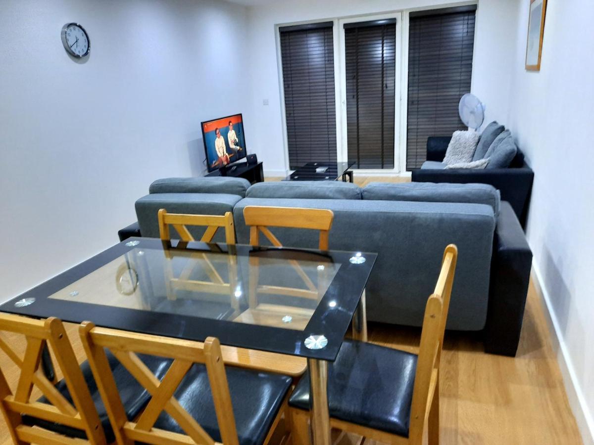 Max'Em Lexington Luxury Apartment Slough Esterno foto