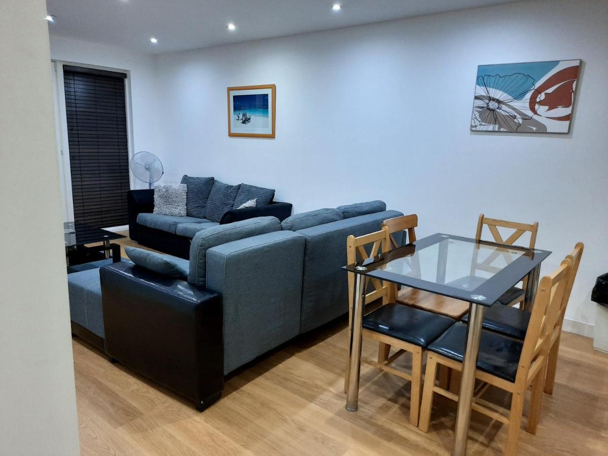 Max'Em Lexington Luxury Apartment Slough Esterno foto