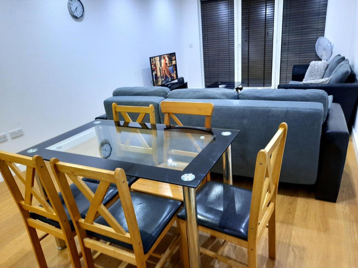 Max'Em Lexington Luxury Apartment Slough Esterno foto